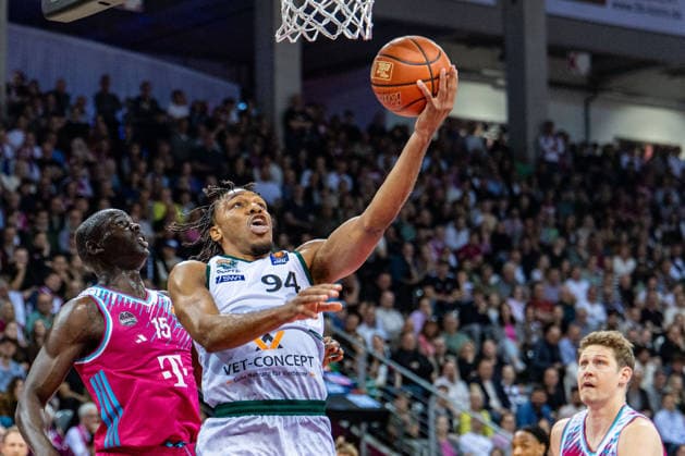 Georg King VET-CONCEPT Gladiators Trier, 94) vs Kur Jongkuch (Telekom Baskets Bonn, 15), Patrick Heckmann (Telekom Baskets Bonn, 33) schaut zu Telekom Baskets Bonn vs. VET-CONCEPT Gladiators Trier, Basketball, easy Credit BBL, 33. Spieltag, 2025 2026, 08.05.2026 Telekom Baskets Bonn vs. VET-CONCEPT Gladiators Trier, Basketball, easy Credit BBL, 33. Spieltag, 2025 2026, 08.05.2026 Bonn Copyright: xEibner-Pressefoto GerhardxWingenderx EP_GWR