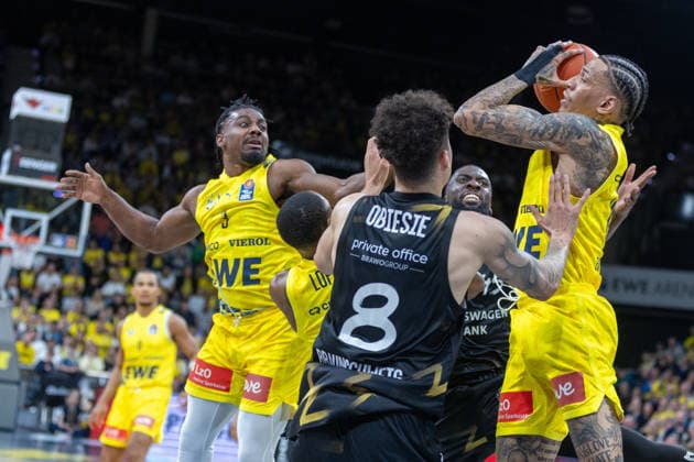 Oldenburg, Niedersachsen, DEU, 08.05.2026, Michale Kyser (rechts, EWE Baskets Oldenburg), Oluwasimisola Shittu (2. v. rechts, Basketball Löwen Braunschweig), Joshua Obiesie (Basketball Löwen Braunschweig) und Christopher Clemons (links, EWE Baskets Oldenburg). EWE Baskets Oldenburg vs. Basketball Löwen Braunschweig. Basketball. 1. Basketball-Bundesliga Saison 2025 2026, 33. Spieltag, Grosse EWE Arena. EWE Baskets Oldenburg vs. Basketball Löwen Braunschweig