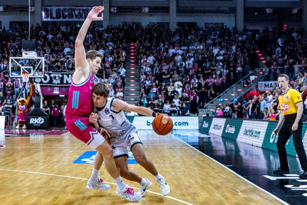 Steven Ashworth VET-CONCEPT Gladiators Trier, 01) versucht sich gegen Patrick Heckmann (Telekom Baskets Bonn, 33) durchzusetzen Telekom Baskets Bonn vs. VET-CONCEPT Gladiators Trier, Basketball, easy Credit BBL, 33. Spieltag, 2025 2026, 08.05.2026 Telekom Baskets Bonn vs. VET-CONCEPT Gladiators Trier, Basketball, easy Credit BBL, 33. Spieltag, 2025 2026, 08.05.2026 Bonn Copyright: xEibner-Pressefoto GerhardxWingenderx EP_GWR