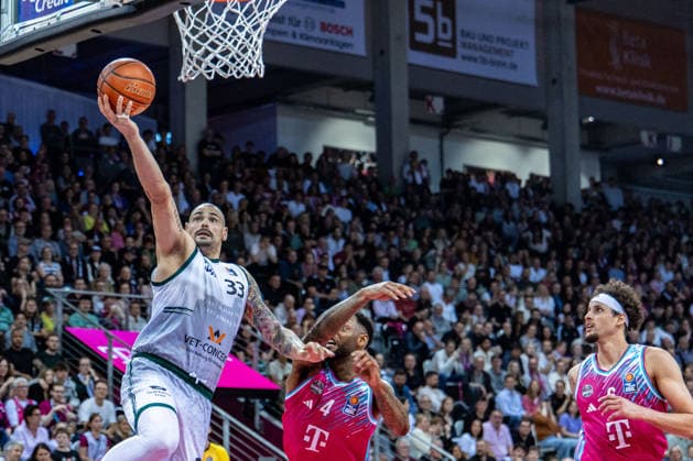 Maik Zirbes (VET-CONCEPT Gladiators Trier, 33) am Korb vs 2 Bonner, Jeff Garrett Jr. (Telekom Baskets Bonn, 04), Michael Kessens (Telekom Baskets Bonn, 06) Telekom Baskets Bonn vs. VET-CONCEPT Gladiators Trier, Basketball, easy Credit BBL, 33. Spieltag, 2025 2026, 08.05.2026 Telekom Baskets Bonn vs. VET-CONCEPT Gladiators Trier, Basketball, easy Credit BBL, 33. Spieltag, 2025 2026, 08.05.2026 Bonn Copyright: xEibner-Pressefoto GerhardxWingenderx EP_GWR