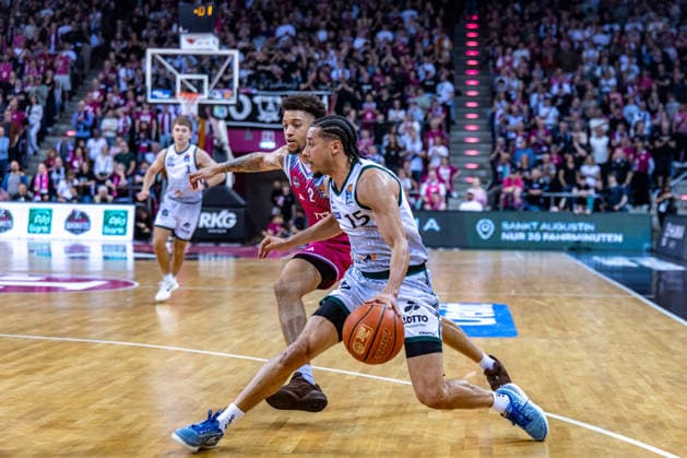 Jordan Roland (VET-CONCEPT Gladiators Trier, 15) vs Alijah Comithier (Telekom Baskets Bonn, 02) Telekom Baskets Bonn vs. VET-CONCEPT Gladiators Trier, Basketball, easy Credit BBL, 33. Spieltag, 2025 2026, 08.05.2026 Telekom Baskets Bonn vs. VET-CONCEPT Gladiators Trier, Basketball, easy Credit BBL, 33. Spieltag, 2025 2026, 08.05.2026 Bonn Copyright: xEibner-Pressefoto GerhardxWingenderx EP_GWR