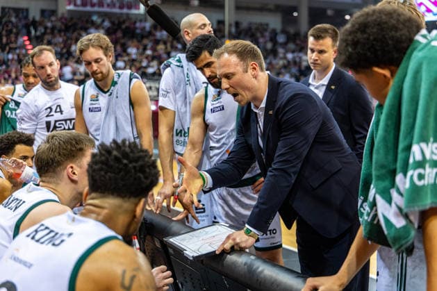 Jacques Schneider (VET-CONCEPT Gladiators Trier, Headcoach) bei einer Auszeit Telekom Baskets Bonn vs. VET-CONCEPT Gladiators Trier, Basketball, easy Credit BBL, 33. Spieltag, 2025 2026, 08.05.2026 Telekom Baskets Bonn vs. VET-CONCEPT Gladiators Trier, Basketball, easy Credit BBL, 33. Spieltag, 2025 2026, 08.05.2026 Bonn Copyright: xEibner-Pressefoto GerhardxWingenderx EP_GWR
