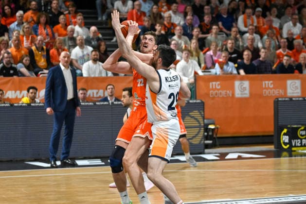 Tibor Pleiss (RASTA Vechta, 22) am Ball gegen Owen Klassen (Rostock Seawolves, 29) RASTA Vechta vs. Rostock Seawolves, easyCredit Basketball Bundesliga, 33. Spieltag, Saison 2025 2026, 08.05.2026, RASTA Vechta vs. Rostock Seawolves, easyCredit Basketball Bundesliga, 33. Spieltag, Saison 2025 2026, 08.05.2026 Vechta Copyright: xEibner-Pressefoto RobertxGertzenx EP_RGN