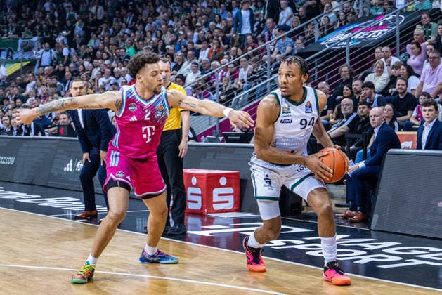 Georg King VET-CONCEPT Gladiators Trier, 94) vs Alijah Comithier (Telekom Baskets Bonn, 02) Telekom Baskets Bonn vs. VET-CONCEPT Gladiators Trier, Basketball, easy Credit BBL, 33. Spieltag, 2025 2026, 08.05.2026 Telekom Baskets Bonn vs. VET-CONCEPT Gladiators Trier, Basketball, easy Credit BBL, 33. Spieltag, 2025 2026, 08.05.2026 Bonn Copyright: xEibner-Pressefoto GerhardxWingenderx EP_GWR