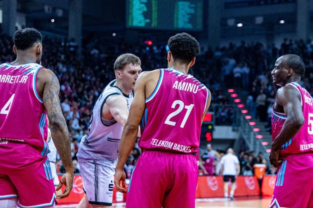 Marten Linssen (VET-CONCEPT Gladiators Trier, 12) entschuldigt sich nach einem Foul bei Joel Sadu Aminu (Telekom Baskets Bonn, 21) Telekom Baskets Bonn vs. VET-CONCEPT Gladiators Trier, Basketball, easy Credit BBL, 33. Spieltag, 2025 2026, 08.05.2026 Telekom Baskets Bonn vs. VET-CONCEPT Gladiators Trier, Basketball, easy Credit BBL, 33. Spieltag, 2025 2026, 08.05.2026 Bonn Copyright: xEibner-Pressefoto GerhardxWingenderx EP_GWR