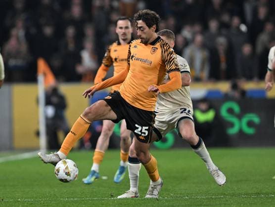 Matt Crooks of Hull City and Casper de Norre of Millwall Hull City v Millwall, EFL Sky Bet Championship, Play-Off Semi Final, First Leg, Football, MKM Stadium, Hull, UK - 08 May 2026Hull MKM Stadium United Kingdom EDITORIAL USE ONLY No use with unauthorised audio, video, data, fixture lists, club league logos or live services. Online in-match use limited to 120 images, no video emulation. No use in betting, games or single club league player publications. Copyright: xAnnaxGowthorpe Shutterstockx 16861584ac