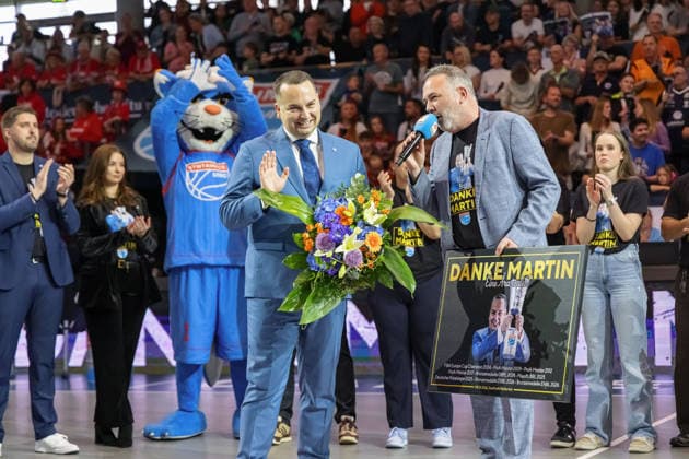 Sport Bilder des Tages Martin Geissler (MBC, Manager), Verabschiedung, Danksagung, Syntainics MBC vs. BMA365 Bamberg Baskets, Basketball, 1. Bundesliga, Maenner, 33. Spieltag, Saison 2025 26, 08.05.2026. Weißenfels Stadthalle Sachsen-Anhalt Deutschland