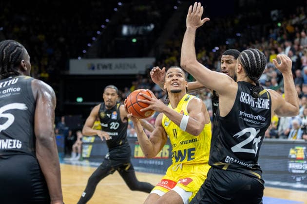 Oldenburg, Niedersachsen, DEU, 08.05.2026, Nicholas Tischler (Mitte, EWE Baskets Oldenburg), David NGuessan (2.von rechts, Basketball Löwen Braunschweig) und Kaza Kajami-Keane (rechts, Basketball Löwen Braunschweig). EWE Baskets Oldenburg vs. Basketball Löwen Braunschweig. Basketball. 1. Basketball-Bundesliga Saison 2025 2026, 33. Spieltag, Grosse EWE Arena. EWE Baskets Oldenburg vs. Basketball Löwen Braunschweig