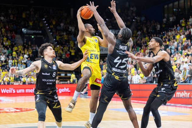Oldenburg, Niedersachsen, DEU, 08.05.2026, Dakarai Tucker (links, EWE Baskets Oldenburg), Joshua Obiesie (links, Basketball Löwen Braunschweig), Oluwasimisola Shittu (2. von rechts, Basketball Löwen Braunschweig) und David NGuessan (rechts, Basketball Löwen Braunschweig). EWE Baskets Oldenburg vs. Basketball Löwen Braunschweig. Basketball. 1. Basketball-Bundesliga Saison 2025 2026, 33. Spieltag, Grosse EWE Arena. EWE Baskets Oldenburg vs. Basketball Löwen Braunschweig