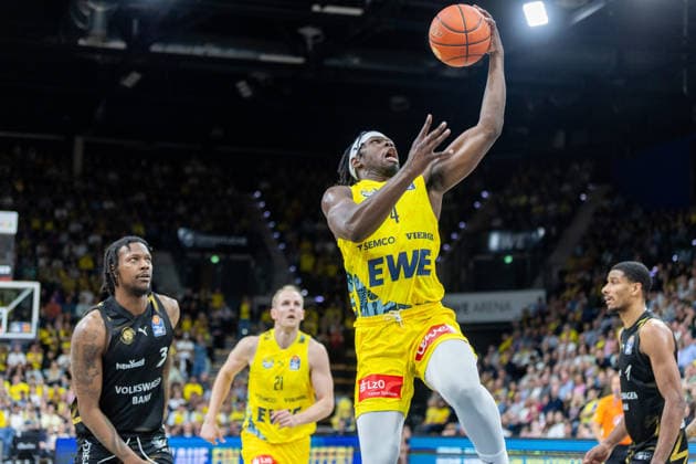 Oldenburg, Niedersachsen, DEU, 08.05.2026, Brian Fobbs (Mitte, EWE Baskets Oldenburg), Josh Hawley (links, Basketball Löwen Braunschweig) und David NGuessan (rechts, Basketball Löwen Braunschweig). EWE Baskets Oldenburg vs. Basketball Löwen Braunschweig. Basketball. 1. Basketball-Bundesliga Saison 2025 2026, 33. Spieltag, Grosse EWE Arena. EWE Baskets Oldenburg vs. Basketball Löwen Braunschweig