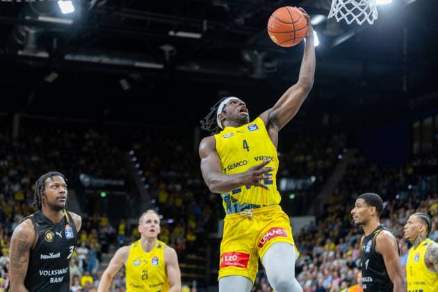 Oldenburg, Niedersachsen, DEU, 08.05.2026, Brian Fobbs (Mitte, EWE Baskets Oldenburg), Josh Hawley (links, Basketball Löwen Braunschweig) und David NGuessan (rechts, Basketball Löwen Braunschweig). EWE Baskets Oldenburg vs. Basketball Löwen Braunschweig. Basketball. 1. Basketball-Bundesliga Saison 2025 2026, 33. Spieltag, Grosse EWE Arena. EWE Baskets Oldenburg vs. Basketball Löwen Braunschweig