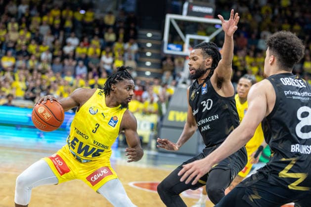 Oldenburg, Niedersachsen, DEU, 08.05.2026, Christopher Clemons (links, EWE Baskets Oldenburg), Chip Flanigan (Mitte, Basketball Löwen Braunschweig) und Joshua Obiesie (rechts, Basketball Löwen Braunschweig), EWE Baskets Oldenburg vs. Basketball Löwen Braunschweig. Basketball. 1. Basketball-Bundesliga Saison 2025 2026, 33. Spieltag, Grosse EWE Arena. EWE Baskets Oldenburg vs. Basketball Löwen Braunschweig