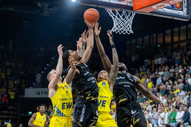 Oldenburg, Niedersachsen, DEU, 08.05.2026, David NGuessan (links, Basketball Löwen Braunschweig), Michale Kyser (Mitte, EWE Baskets Oldenburg) und Oluwasimisola Shittu (rechts, Basketball Löwen Braunschweig). EWE Baskets Oldenburg vs. Basketball Löwen Braunschweig. Basketball. 1. Basketball-Bundesliga Saison 2025 2026, 33. Spieltag, Grosse EWE Arena. EWE Baskets Oldenburg vs. Basketball Löwen Braunschweig