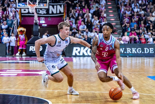 Jalen Finch (Telekom Baskets Bonn, 00) vs Steven Ashworth VET-CONCEPT Gladiators Trier, 01) Telekom Baskets Bonn vs. VET-CONCEPT Gladiators Trier, Basketball, easy Credit BBL, 33. Spieltag, 2025 2026, 08.05.2026 Telekom Baskets Bonn vs. VET-CONCEPT Gladiators Trier, Basketball, easy Credit BBL, 33. Spieltag, 2025 2026, 08.05.2026 Bonn Copyright: xEibner-Pressefoto GerhardxWingenderx EP_GWR