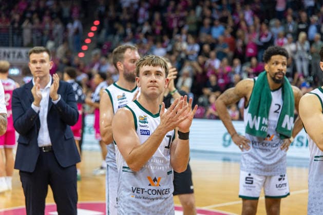 Steven Ashworth VET-CONCEPT Gladiators Trier, 01) ist nach der Niederlage gegen Bonn enttaeuscht und bedankt sich bei den mitgereisten Fans Telekom Baskets Bonn vs. VET-CONCEPT Gladiators Trier, Basketball, easy Credit BBL, 33. Spieltag, 2025 2026, 08.05.2026 Telekom Baskets Bonn vs. VET-CONCEPT Gladiators Trier, Basketball, easy Credit BBL, 33. Spieltag, 2025 2026, 08.05.2026 Bonn Copyright: xEibner-Pressefoto GerhardxWingenderx EP_GWR