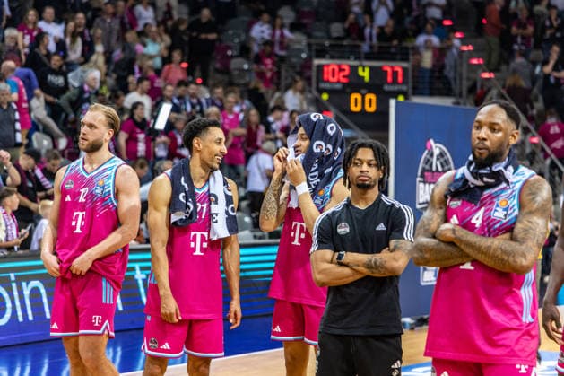 Melvin Jostmann (Telekom Baskets Bonn, 12), Joel Sadu Aminu (Telekom Baskets Bonn, 21), Alijah Comithier (Telekom Baskets Bonn, 02), Jeff Garrett Jr. (Telekom Baskets Bonn, 04) Zach Cooks (Telekom Baskets Bonn, 03) freuen sich nach dem Sieg gegen die VET-CONCEPT Gladiators Trier Telekom Baskets Bonn vs. VET-CONCEPT Gladiators Trier, Basketball, easy Credit BBL, 33. Spieltag, 2025 2026, 08.05.2026 Telekom Baskets Bonn vs. VET-CONCEPT Gladiators Trier, Basketball, easy Credit BBL, 33. Spieltag, 2025 2026, 08.05.2026 Bonn Copyright: xEibner-Pressefoto GerhardxWingenderx EP_GWR