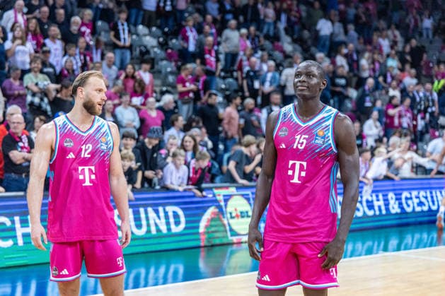 Kur Jongkuch (Telekom Baskets Bonn, 15) und Melvin Jostmann (Telekom Baskets Bonn, 12) freuen sich nach dem Sieg Telekom Baskets Bonn vs. VET-CONCEPT Gladiators Trier, Basketball, easy Credit BBL, 33. Spieltag, 2025 2026, 08.05.2026 Telekom Baskets Bonn vs. VET-CONCEPT Gladiators Trier, Basketball, easy Credit BBL, 33. Spieltag, 2025 2026, 08.05.2026 Bonn Copyright: xEibner-Pressefoto GerhardxWingenderx EP_GWR
