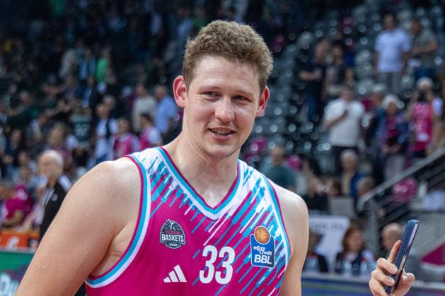 Patrick Heckmann (Telekom Baskets Bonn, 33) freut sich nach dem Sieg Telekom Baskets Bonn vs. VET-CONCEPT Gladiators Trier, Basketball, easy Credit BBL, 33. Spieltag, 2025 2026, 08.05.2026 Telekom Baskets Bonn vs. VET-CONCEPT Gladiators Trier, Basketball, easy Credit BBL, 33. Spieltag, 2025 2026, 08.05.2026 Bonn Copyright: xEibner-Pressefoto GerhardxWingenderx EP_GWR