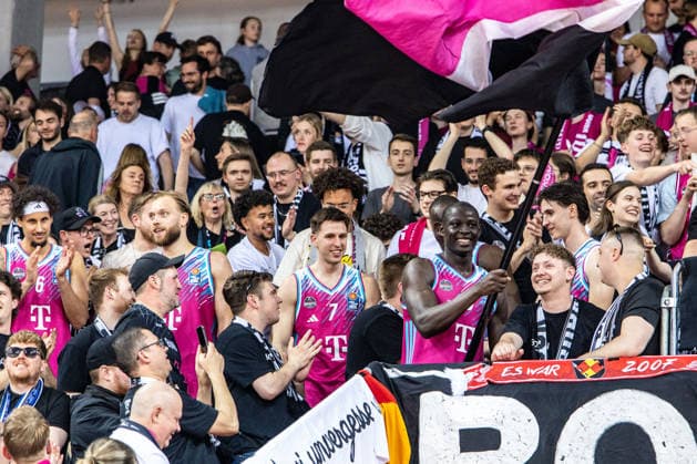 Kur Jongkuch (Telekom Baskets Bonn, 15) feiert mit den Fans auf der Tribuene und schwingt die Fahne, Grayson Murphy (Telekom Baskets Bonn, 07),.Melvin Jostmann (Telekom Baskets Bonn, 12), Jonathan Baehre (Telekom Baskets Bonn, 01) Telekom Baskets Bonn vs. VET-CONCEPT Gladiators Trier, Basketball, easy Credit BBL, 33. Spieltag, 2025 2026, 08.05.2026 Telekom Baskets Bonn vs. VET-CONCEPT Gladiators Trier, Basketball, easy Credit BBL, 33. Spieltag, 2025 2026, 08.05.2026 Bonn Copyright: xEibner-Pressefoto GerhardxWingenderx EP_GWR