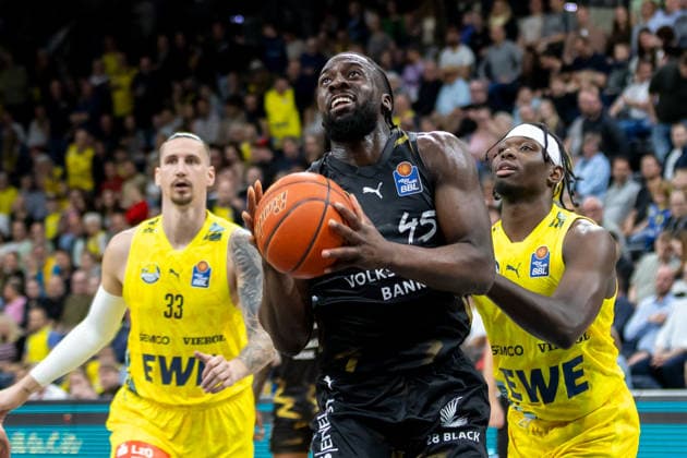 Oldenburg, Niedersachsen, DEU, 08.05.2026, Oluwasimisola Shittu (Mitte, Basketball Löwen Braunschweig), Brian Fobbs (rechts, EWE Baskets Oldenburg) und Tomislav Zubcic (links, EWE Baskets Oldenburg). EWE Baskets Oldenburg vs. Basketball Löwen Braunschweig. Basketball. 1. Basketball-Bundesliga Saison 2025 2026, 33. Spieltag, Grosse EWE Arena. EWE Baskets Oldenburg vs. Basketball Löwen Braunschweig