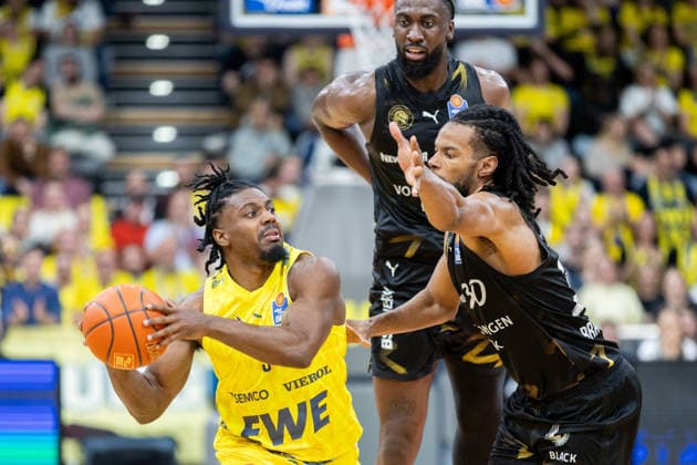 Oldenburg, Niedersachsen, DEU, 08.05.2026, Christopher Clemons (links, EWE Baskets Oldenburg), Chip Flanigan (rechts, Basketball Löwen Braunschweig) und Oluwasimisola Shittu (Mitte, Basketball Löwen Braunschweig). EWE Baskets Oldenburg vs. Basketball Löwen Braunschweig. Basketball. 1. Basketball-Bundesliga Saison 2025 2026, 33. Spieltag, Grosse EWE Arena. EWE Baskets Oldenburg vs. Basketball Löwen Braunschweig