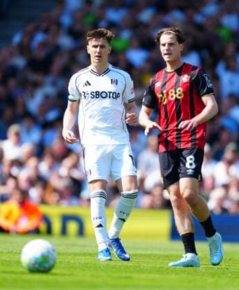Tom Cairney of Fulham and Alex Scott of Bournemouth Fulham v AFC Bournemouth, Premier League, Football, Craven Cottage, London , UK - 09 May 2026London Craven Cottage United Kingdom EDITORIAL USE ONLY No use with unauthorised audio, video, data, fixture lists, club league logos or live services. Online in-match use limited to 120 images, no video emulation. No use in betting, games or single club league player publications. Copyright: xJavierxGarcia Shutterstockx 16861686ac