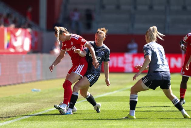 Giulia Gwinn (FC Bayern Muenchen, 07) mit Ball mit Lisanne Graewe (Eintracht Frankfurt, 08) und Nina Luehrssen (Eintracht Frankfurt, 11), GER, FC Bayern Muenchen vs. Eintracht Frankfurt, Fussball, Google Pixel Frauen-Bundesliga, 25. Spieltag, Saison 2025 2026, 09.05.2026, DFL DFB REGULATIONS PROHIBIT ANY USE OF PHOTOGRAPHS as IMAGE SEQUENCES and or QUASI-VIDEO, GER, FC Bayern Muenchen vs. Eintracht Frankfurt, Fussball, Google Pixel Frauen-Bundesliga, 25. Spieltag, Saison 2025 2026, 09.05.2026 Muenchen Copyright: xEibner-Pressefoto JennixMaulx EP_JML