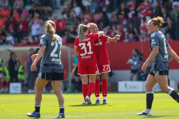 Jubel zum Tor zum 1:0 durch Arianna Caruso (FC Bayern Muenchen, 27), mit Georgia Stanway (FC Bayern Muenchen, 31), GER, FC Bayern Muenchen vs. Eintracht Frankfurt, Fussball, Google Pixel Frauen-Bundesliga, 25. Spieltag, Saison 2025 2026, 09.05.2026, DFL DFB REGULATIONS PROHIBIT ANY USE OF PHOTOGRAPHS as IMAGE SEQUENCES and or QUASI-VIDEO, GER, FC Bayern Muenchen vs. Eintracht Frankfurt, Fussball, Google Pixel Frauen-Bundesliga, 25. Spieltag, Saison 2025 2026, 09.05.2026 Muenchen Copyright: xEibner-Pressefoto JennixMaulx EP_JML