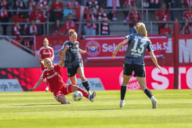 Zweikampf Lisanne Graewe (Eintracht Frankfurt, 08) mit Pernille Harder (FC Bayern Muenchen, 21), GER, FC Bayern Muenchen vs. Eintracht Frankfurt, Fussball, Google Pixel Frauen-Bundesliga, 25. Spieltag, Saison 2025 2026, 09.05.2026, DFL DFB REGULATIONS PROHIBIT ANY USE OF PHOTOGRAPHS as IMAGE SEQUENCES and or QUASI-VIDEO, GER, FC Bayern Muenchen vs. Eintracht Frankfurt, Fussball, Google Pixel Frauen-Bundesliga, 25. Spieltag, Saison 2025 2026, 09.05.2026 Muenchen Copyright: xEibner-Pressefoto JennixMaulx EP_JML