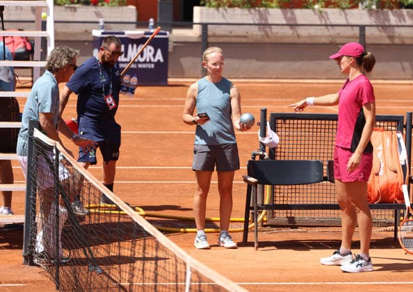 May 9, 2026, Rome, Lazio, Italy: IGA SWIATEK of Poland, psychologist DARIA ABRAMOWICZ, and coach FRANCISCO ROIG of Spain during practise session on tennis tournament WTA, Tennis Damen 1000 Internazionali BNL Dâ€⠢Italia, Rome, Italy. Tennis, Internazionali BNL Dâ€⠢Italia 2026 - Iga Swiatek, Francisco Roig, Daria Abramowicz - ZUMAc278 20260509_zsp_c278_034 Copyright: xMarcinxCholewinskix