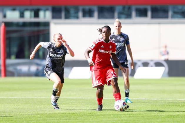 Bernadette Amani (FC Bayern Muenchen, 15) mit Ball mit Elisa Senss (Eintracht Frankfurt, 06) und Laura Freigang (Eintracht Frankfurt, 10), GER, FC Bayern Muenchen vs. Eintracht Frankfurt, Fussball, Google Pixel Frauen-Bundesliga, 25. Spieltag, Saison 2025 2026, 09.05.2026, DFL DFB REGULATIONS PROHIBIT ANY USE OF PHOTOGRAPHS as IMAGE SEQUENCES and or QUASI-VIDEO, GER, FC Bayern Muenchen vs. Eintracht Frankfurt, Fussball, Google Pixel Frauen-Bundesliga, 25. Spieltag, Saison 2025 2026, 09.05.2026 Muenchen Copyright: xEibner-Pressefoto JennixMaulx EP_JML