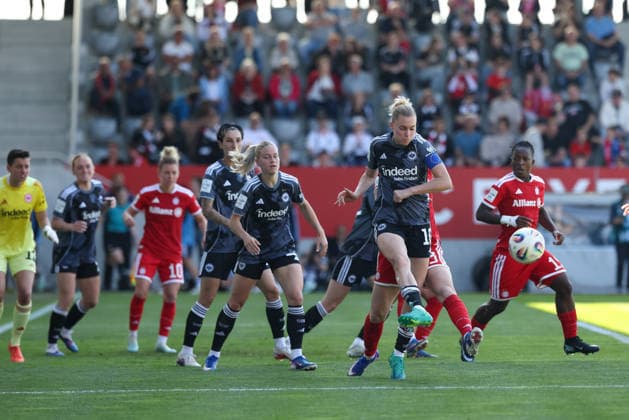 Laura Freigang (Eintracht Frankfurt, 10) wehrt Ball im Strafraum ab, GER, FC Bayern Muenchen vs. Eintracht Frankfurt, Fussball, Google Pixel Frauen-Bundesliga, 25. Spieltag, Saison 2025 2026, 09.05.2026, DFL DFB REGULATIONS PROHIBIT ANY USE OF PHOTOGRAPHS as IMAGE SEQUENCES and or QUASI-VIDEO, GER, FC Bayern Muenchen vs. Eintracht Frankfurt, Fussball, Google Pixel Frauen-Bundesliga, 25. Spieltag, Saison 2025 2026, 09.05.2026 Muenchen Copyright: xEibner-Pressefoto JennixMaulx EP_JML