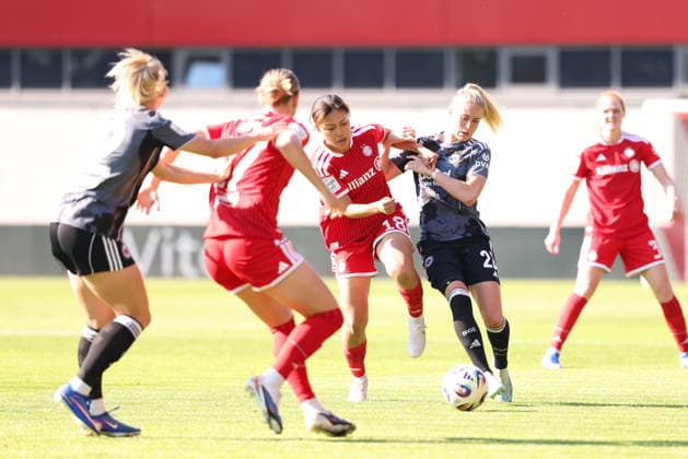 Momoko Tanikawa (FC Bayern Muenchen, 18) mit Nadine Riesen (Eintracht Frankfurt, 22), GER, FC Bayern Muenchen vs. Eintracht Frankfurt, Fussball, Google Pixel Frauen-Bundesliga, 25. Spieltag, Saison 2025 2026, 09.05.2026, DFL DFB REGULATIONS PROHIBIT ANY USE OF PHOTOGRAPHS as IMAGE SEQUENCES and or QUASI-VIDEO, GER, FC Bayern Muenchen vs. Eintracht Frankfurt, Fussball, Google Pixel Frauen-Bundesliga, 25. Spieltag, Saison 2025 2026, 09.05.2026 Muenchen Copyright: xEibner-Pressefoto JennixMaulx EP_JML