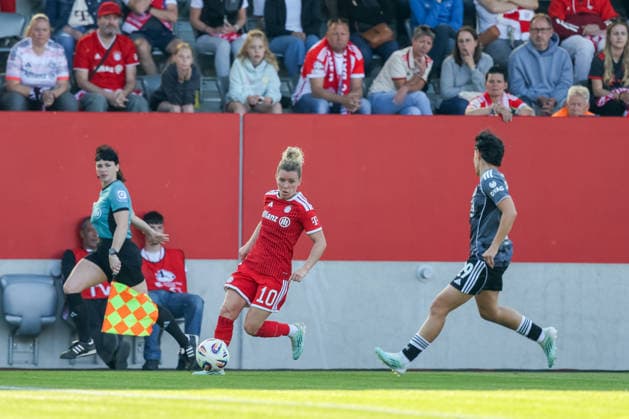 Linda Dallmann (FC Bayern Muenchen, 10) mit Dilara Acikgoez (Eintracht Frankfurt, 29), GER, FC Bayern Muenchen vs. Eintracht Frankfurt, Fussball, Google Pixel Frauen-Bundesliga, 25. Spieltag, Saison 2025 2026, 09.05.2026, DFL DFB REGULATIONS PROHIBIT ANY USE OF PHOTOGRAPHS as IMAGE SEQUENCES and or QUASI-VIDEO, GER, FC Bayern Muenchen vs. Eintracht Frankfurt, Fussball, Google Pixel Frauen-Bundesliga, 25. Spieltag, Saison 2025 2026, 09.05.2026 Muenchen Copyright: xEibner-Pressefoto JennixMaulx EP_JML