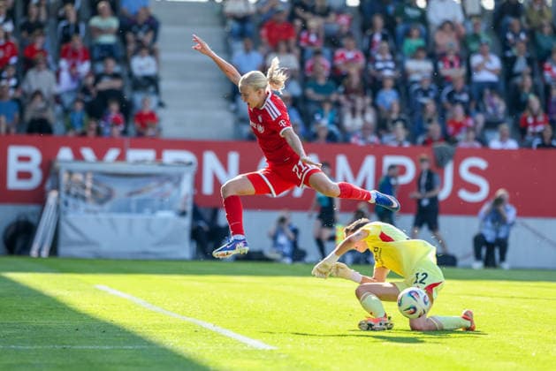 Pernille Harder (FC Bayern Muenchen, 21) mit Ball mit Lina Altenburg (Eintracht Frankfurt, 12), GER, FC Bayern Muenchen vs. Eintracht Frankfurt, Fussball, Google Pixel Frauen-Bundesliga, 25. Spieltag, Saison 2025 2026, 09.05.2026, DFL DFB REGULATIONS PROHIBIT ANY USE OF PHOTOGRAPHS as IMAGE SEQUENCES and or QUASI-VIDEO, GER, FC Bayern Muenchen vs. Eintracht Frankfurt, Fussball, Google Pixel Frauen-Bundesliga, 25. Spieltag, Saison 2025 2026, 09.05.2026 Muenchen Copyright: xEibner-Pressefoto JennixMaulx EP_JML