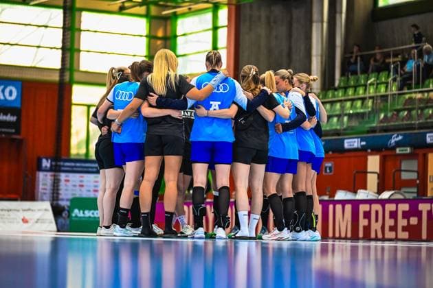 Szene mit Kim Hinkelmann (5; Union Neckarsulm), Angunn Gudmestad (7; Sport-Union Neckarsulm), Annefleur Bruggeman (11; Sport-Union Neckarsulm), Alicia Soffel (13; Sport-Union Neckarsulm), Kamila Kordovska (14; Sport-Union Neckarsulm), Lynn Holtman (17; Sport-Union Neckarsulm), Iva van der Linden (19; Sport-Union Neckarsulm), Alessia Riner (21; Sport-Union Neckarsulm), Meret Ossenkopp (22; Sport-Union Neckarsulm), Munia Smits (23; Sport-Union Neckarsulm), Lena Ivancok (29; Sport-Union Neckarsulm), Merle Albers (39; Sport-Union Neckarsulm) und Lilli Holste (58; Sport-Union Neckarsulm) Besprechung in der Ballei