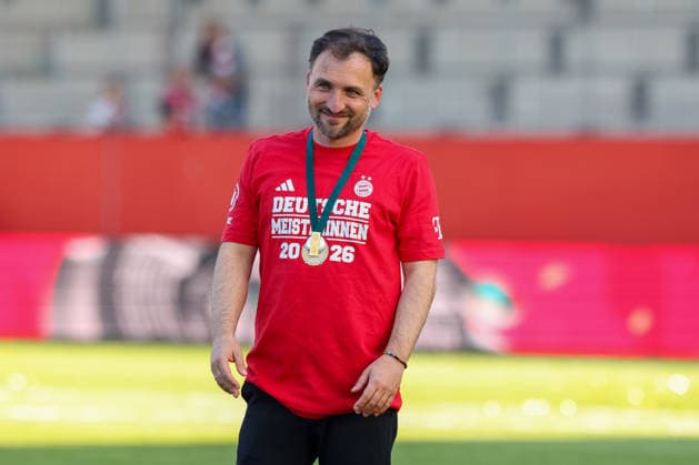 Jose Barcala (FC Bayern Muenchen, Chef-Trainer) mt Medaille, Meisterfeier, Meisterschale, Emotionen, GER, FC Bayern Muenchen vs. Eintracht Frankfurt, Fussball, Google Pixel Frauen-Bundesliga, 25. Spieltag, Saison 2025 2026, 09.05.2026, DFL DFB REGULATIONS PROHIBIT ANY USE OF PHOTOGRAPHS as IMAGE SEQUENCES and or QUASI-VIDEO, GER, FC Bayern Muenchen vs. Eintracht Frankfurt, Fussball, Google Pixel Frauen-Bundesliga, 25. Spieltag, Saison 2025 2026, 09.05.2026 Muenchen Copyright: xEibner-Pressefoto JennixMaulx EP_JML