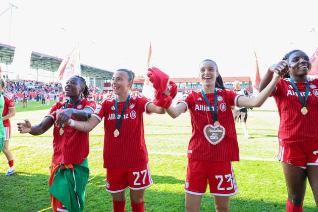 Bernadette Amani (FC Bayern Muenchen, 15) mit Arianna Caruso (FC Bayern Muenchen, 27) und Natalia Padilla-Bidas (FC Bayern Muenchen, 23) mit Edna Imade (FC Bayern Muenchen, 29), Meisterfeier, Meisterschale, Emotionen, GER, FC Bayern Muenchen vs. Eintracht Frankfurt, Fussball, Google Pixel Frauen-Bundesliga, 25. Spieltag, Saison 2025 2026, 09.05.2026, DFL DFB REGULATIONS PROHIBIT ANY USE OF PHOTOGRAPHS as IMAGE SEQUENCES and or QUASI-VIDEO, GER, FC Bayern Muenchen vs. Eintracht Frankfurt, Fussball, Google Pixel Frauen-Bundesliga, 25. Spieltag, Saison 2025 2026, 09.05.2026 Muenchen Copyright: xEibner-Pressefoto JennixMaulx EP_JML