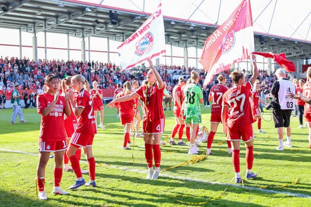 Die Spielerinnen feiern, Meisterfeier, Meisterschale, Emotionen, GER, FC Bayern Muenchen vs. Eintracht Frankfurt, Fussball, Google Pixel Frauen-Bundesliga, 25. Spieltag, Saison 2025 2026, 09.05.2026, DFL DFB REGULATIONS PROHIBIT ANY USE OF PHOTOGRAPHS as IMAGE SEQUENCES and or QUASI-VIDEO, GER, FC Bayern Muenchen vs. Eintracht Frankfurt, Fussball, Google Pixel Frauen-Bundesliga, 25. Spieltag, Saison 2025 2026, 09.05.2026 Muenchen Copyright: xEibner-Pressefoto JennixMaulx EP_JML