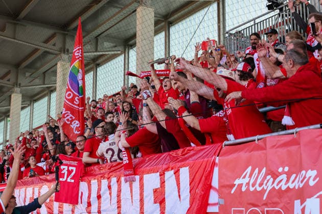 Die Fans feiern im Fanblock mit der Meisterschale, Meisterfeier, Meisterschale, Emotionen, GER, FC Bayern Muenchen vs. Eintracht Frankfurt, Fussball, Google Pixel Frauen-Bundesliga, 25. Spieltag, Saison 2025 2026, 09.05.2026, DFL DFB REGULATIONS PROHIBIT ANY USE OF PHOTOGRAPHS as IMAGE SEQUENCES and or QUASI-VIDEO, GER, FC Bayern Muenchen vs. Eintracht Frankfurt, Fussball, Google Pixel Frauen-Bundesliga, 25. Spieltag, Saison 2025 2026, 09.05.2026 Muenchen Copyright: xEibner-Pressefoto JennixMaulx EP_JML