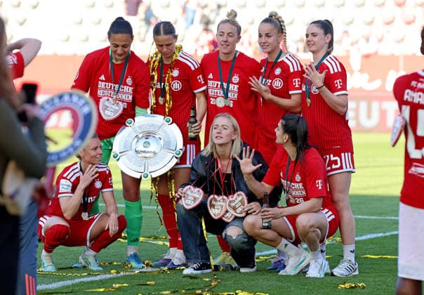 Fussball, Frauen, Google Pixel Frauen Bundesliga, 25.Spieltag, Saison 2025 2026, FC Bayern München - Eintracht Frankfurt, Campus Die Meisterfeier nach dem Spiel, hier die Mannschaft des FC Bayern München Frauen, hier jubelnd mit der Meisterschale , Maria Luisa Grohs (FC Bayern München), Klara Bühl Buehl (FC Bayern München), Carolin Simon (FC Bayern München),Giulia Gwinn (FC Bayern München), Sarah Zadrazil (FC Bayern München)(hinten) Linda Dallmann (FC Bayern München), +Lea Schüller, Jovana Damnjanovic (FC Bayern München) (vorne)