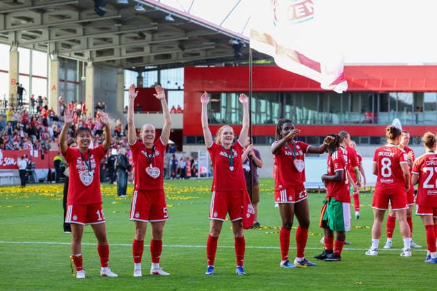 Die Spielerinnen feiern, Meisterfeier, Meisterschale, Emotionen, GER, FC Bayern Muenchen vs. Eintracht Frankfurt, Fussball, Google Pixel Frauen-Bundesliga, 25. Spieltag, Saison 2025 2026, 09.05.2026, DFL DFB REGULATIONS PROHIBIT ANY USE OF PHOTOGRAPHS as IMAGE SEQUENCES and or QUASI-VIDEO, GER, FC Bayern Muenchen vs. Eintracht Frankfurt, Fussball, Google Pixel Frauen-Bundesliga, 25. Spieltag, Saison 2025 2026, 09.05.2026 Muenchen Copyright: xEibner-Pressefoto JennixMaulx EP_JML