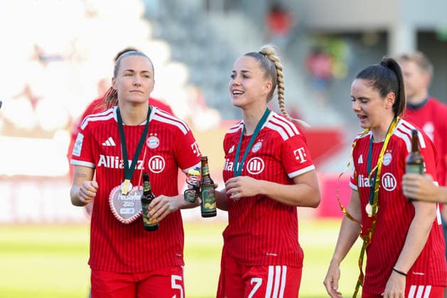 Giulia Gwinn (FC Bayern Muenchen, 07) mit Bier mit ffcbv05 ubd Sarah Zadrazil (FC Bayern Muenchen, 25), Meisterfeier, Meisterschale, Emotionen, GER, FC Bayern Muenchen vs. Eintracht Frankfurt, Fussball, Google Pixel Frauen-Bundesliga, 25. Spieltag, Saison 2025 2026, 09.05.2026, DFL DFB REGULATIONS PROHIBIT ANY USE OF PHOTOGRAPHS as IMAGE SEQUENCES and or QUASI-VIDEO, GER, FC Bayern Muenchen vs. Eintracht Frankfurt, Fussball, Google Pixel Frauen-Bundesliga, 25. Spieltag, Saison 2025 2026, 09.05.2026 Muenchen Copyright: xEibner-Pressefoto JennixMaulx EP_JML