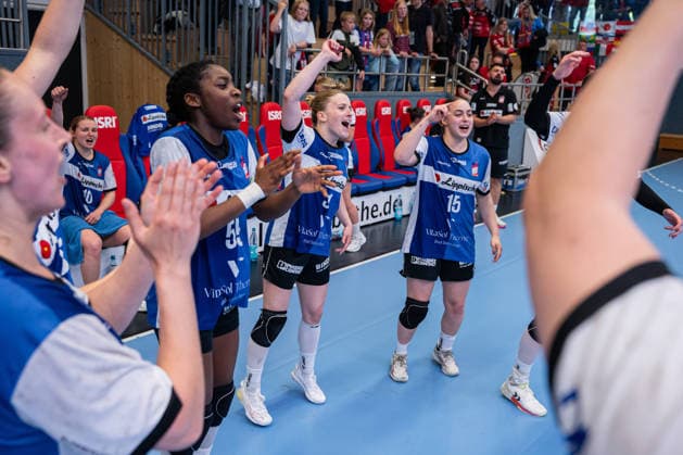 HSG Blomberg-Lippe (GER) vs. Thueringer HC (GER) Handball, 1. Handball Bundesliga Frauen, Halbfinale, Spiel 3, 9.5.2026, Saision 2025 2026, Blomberg Die Spielerinnen der HSG Blomberg-Lippe (GER) feiern nach dem Sieg gegen den Thueringer HC (GER) und dem Einzug ins Finale. Im Bild: Farrelle Njinkeu (HSG Blomberg-Lippe, 55), Alexia Hauf (HSG Blomberg-Lippe, 31) und Carolin Jaron (HSG Blomberg-Lippe, 15) Blomberg Sporthalle an der Ulmenallee Deutschland