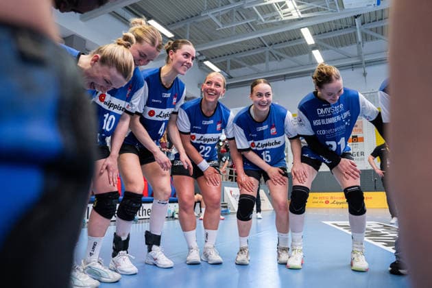 HSG Blomberg-Lippe (GER) vs. Thueringer HC (GER) Handball, 1. Handball Bundesliga Frauen, Halbfinale, Spiel 3, 9.5.2026, Saision 2025 2026, Blomberg Die Spielerinnen der HSG Blomberg-Lippe (GER) feiern nach dem Sieg gegen den Thueringer HC (GER) und dem Einzug ins Finale. Im Bild: Andrea Jacobsen (HSG Blomberg-Lippe, 04), Judith Tietjen (HSG Blomberg-Lippe, 22), Carolin Jaron (HSG Blomberg-Lippe, 15) und Nieke Kuehne (HSG Blomberg-Lippe, 09) Blomberg Sporthalle an der Ulmenallee Deutschland