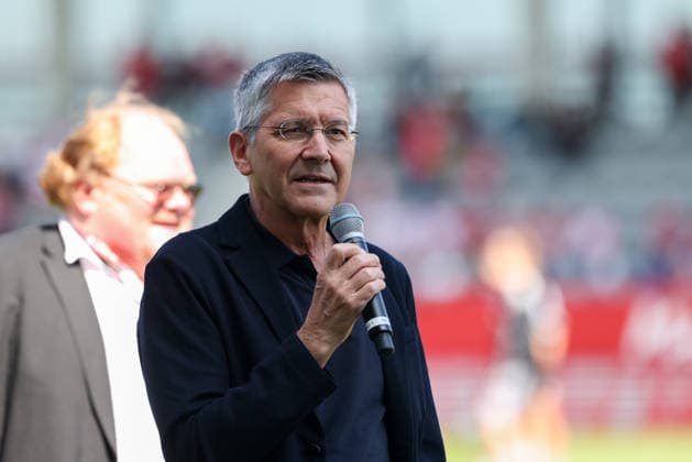 Herbert Hainer (FC Bayern Muenchen, Praesident) mit Mikrofon vor dem Spiel, GER, FC Bayern Muenchen vs. Eintracht Frankfurt, Fussball, Google Pixel Frauen-Bundesliga, 25. Spieltag, Saison 2025 2026, 09.05.2026, DFL DFB REGULATIONS PROHIBIT ANY USE OF PHOTOGRAPHS as IMAGE SEQUENCES and or QUASI-VIDEO, GER, FC Bayern Muenchen vs. Eintracht Frankfurt, Fussball, Google Pixel Frauen-Bundesliga, 25. Spieltag, Saison 2025 2026, 09.05.2026 Muenchen Copyright: xEibner-Pressefoto JennixMaulx EP_JML