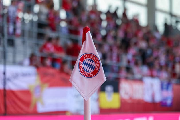 Die Eckfahne mit dem Logo des FC Bayern Muenchen am FC Bayern Campus, GER, FC Bayern Muenchen vs. Eintracht Frankfurt, Fussball, Google Pixel Frauen-Bundesliga, 25. Spieltag, Saison 2025 2026, 09.05.2026, DFL DFB REGULATIONS PROHIBIT ANY USE OF PHOTOGRAPHS as IMAGE SEQUENCES and or QUASI-VIDEO, GER, FC Bayern Muenchen vs. Eintracht Frankfurt, Fussball, Google Pixel Frauen-Bundesliga, 25. Spieltag, Saison 2025 2026, 09.05.2026 Muenchen Copyright: xEibner-Pressefoto JennixMaulx EP_JML