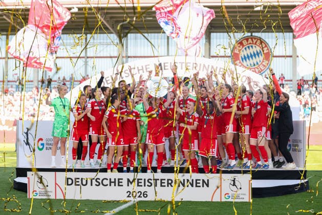 Die Fussballerinnen des FC Bayern Muenchen sind detusche Meister, Meisterinnen, Meisterfeier, Gruppenfoto, Meisterschale, GER, FC Bayern Muenchen vs. Eintracht Frankfurt, Fussball, Google Pixel Frauen-Bundesliga, 25. Spieltag, Saison 2025 2026, 09.05.2026, DFL DFB REGULATIONS PROHIBIT ANY USE OF PHOTOGRAPHS as IMAGE SEQUENCES and or QUASI-VIDEO, GER, FC Bayern Muenchen vs. Eintracht Frankfurt, Fussball, Google Pixel Frauen-Bundesliga, 25. Spieltag, Saison 2025 2026, 09.05.2026 Muenchen Copyright: xEibner-Pressefoto JennixMaulx EP_JML