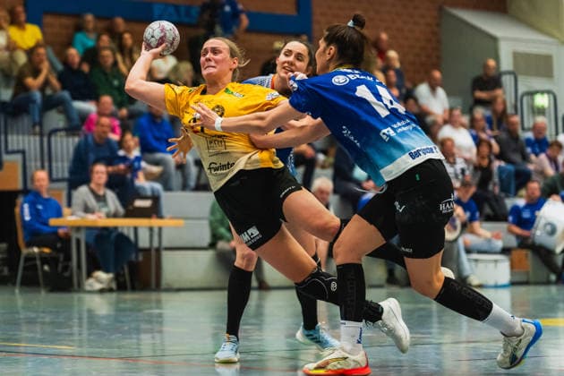 Lena Smolik (HC Roedertal, 27) beim Sprungwurf gehalten von Vesna Tolic (Bergischer HC, 14) Bergischer HC vs. HC Roedertal, Handball, 2.Handball-Bundesliga, 27.Spieltag, Saison 2025 26, 09.05.2026, Bergischer HC vs. HC Roedertal, Handball, 2.HBL, 27.Spieltag, Saison 2025 26, 09.05.2026 Solingen Copyright: xEibner-Pressefoto LukasxBaldygax EP_LBA