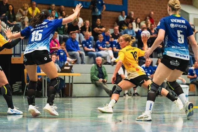 Norma Goldmann (Bergischer HC, 15), Natascha Foley (HC Roedertal, 19) passt den Ball, Ruby Vaessens (Bergischer HC, 05) Bergischer HC vs. HC Roedertal, Handball, 2.Handball-Bundesliga, 27.Spieltag, Saison 2025 26, 09.05.2026, Bergischer HC vs. HC Roedertal, Handball, 2.HBL, 27.Spieltag, Saison 2025 26, 09.05.2026 Solingen Copyright: xEibner-Pressefoto LukasxBaldygax EP_LBA